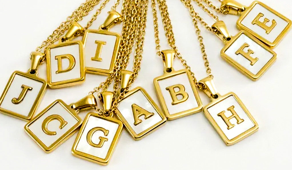 Collares con letras de nácar