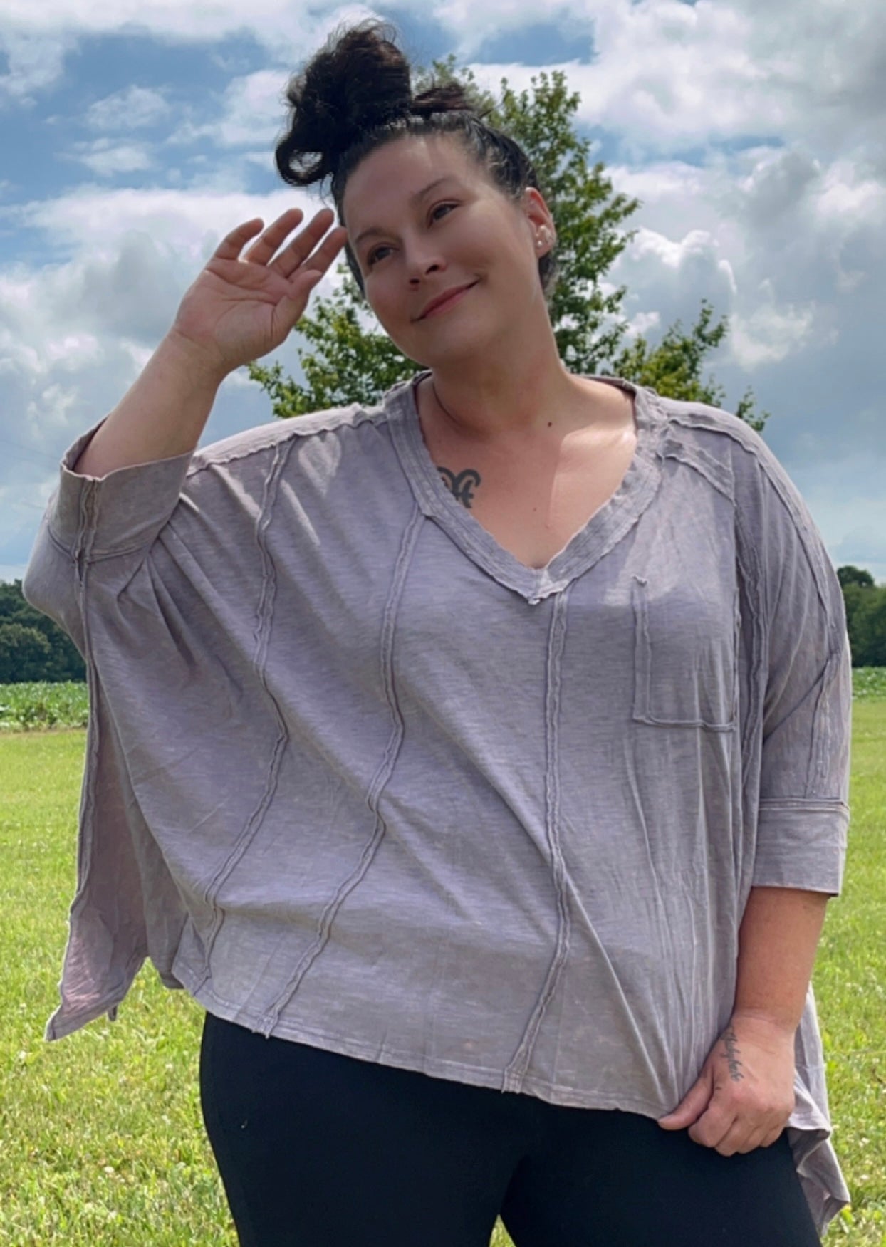 TOP OVERSIZE CON CUELLO EN V LAVADO MINERAL