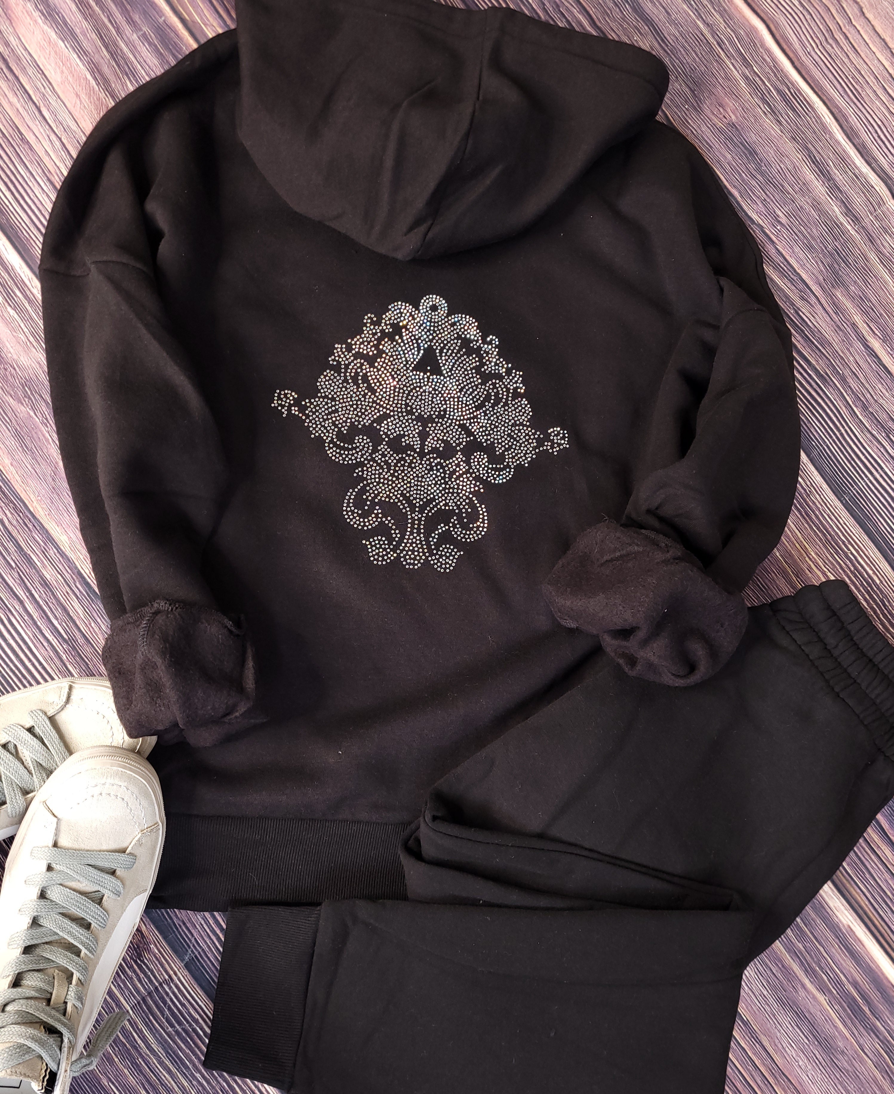 Conjunto de sudadera con gemas negras